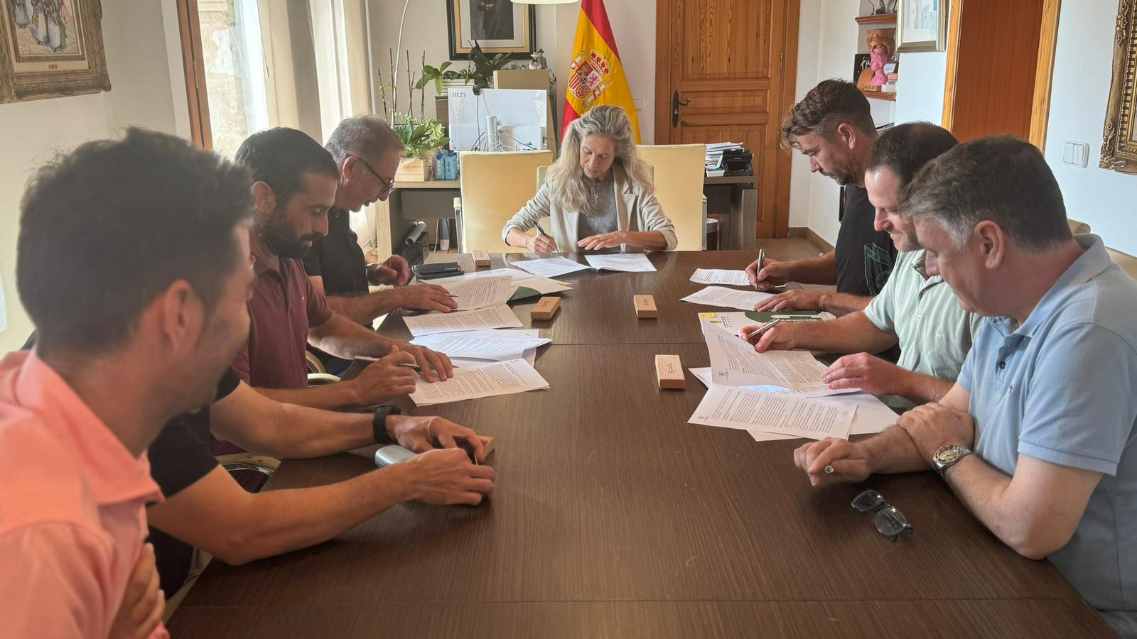 Santa Eulària refuerza su apoyo al sector primario con 77.500 euros en convenios con las cooperativas agrícolas y la Confraria de Pescadors para el año 2025