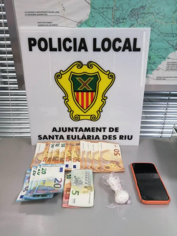 La Policia Local de Santa Eulària deté a tres persones en tres actuacions contra el tràfic de drogues