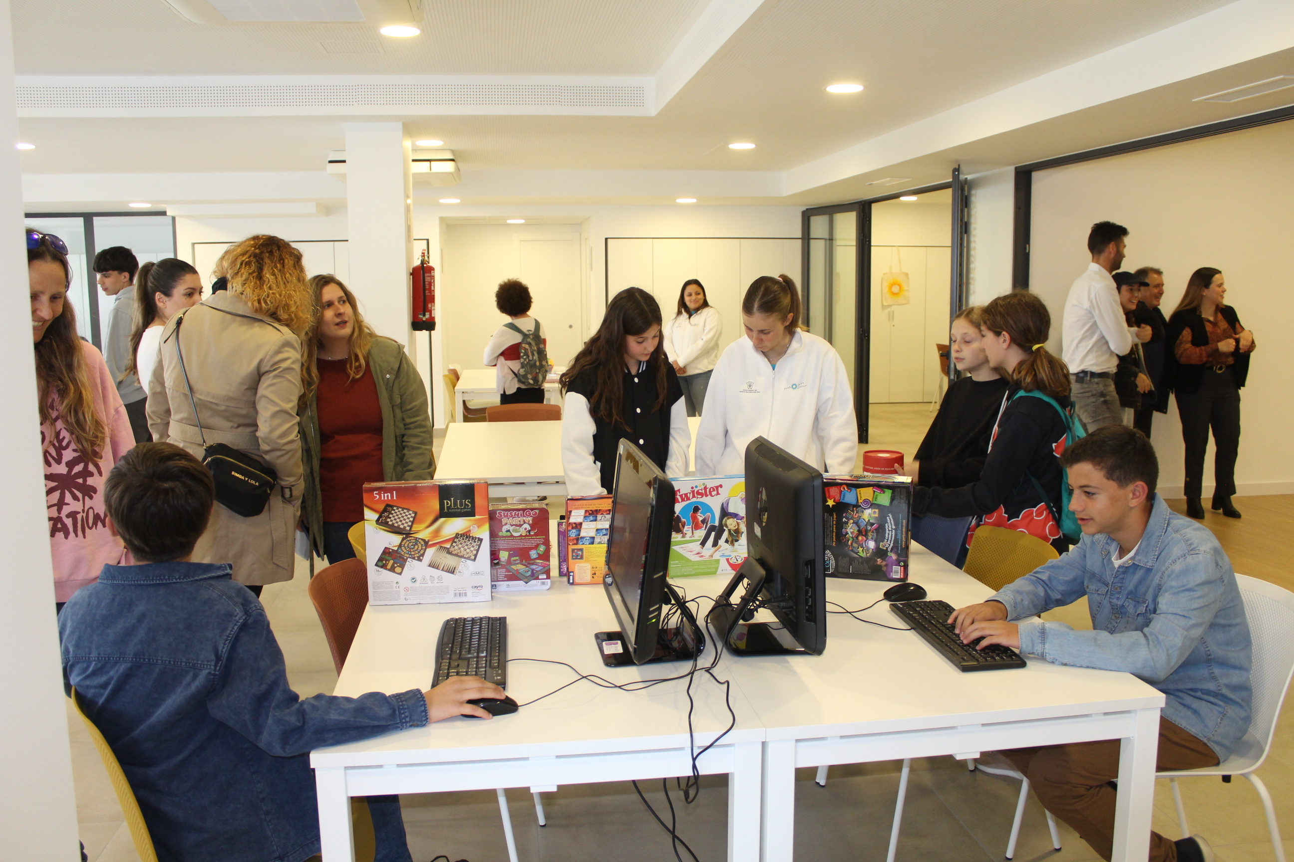 Inaugurado el nuevo Punt Jove de Santa Gertrudis en los bajos de la Escoleta con talleres de ‘totte bag’, chapas, realidad virtual y más actividades