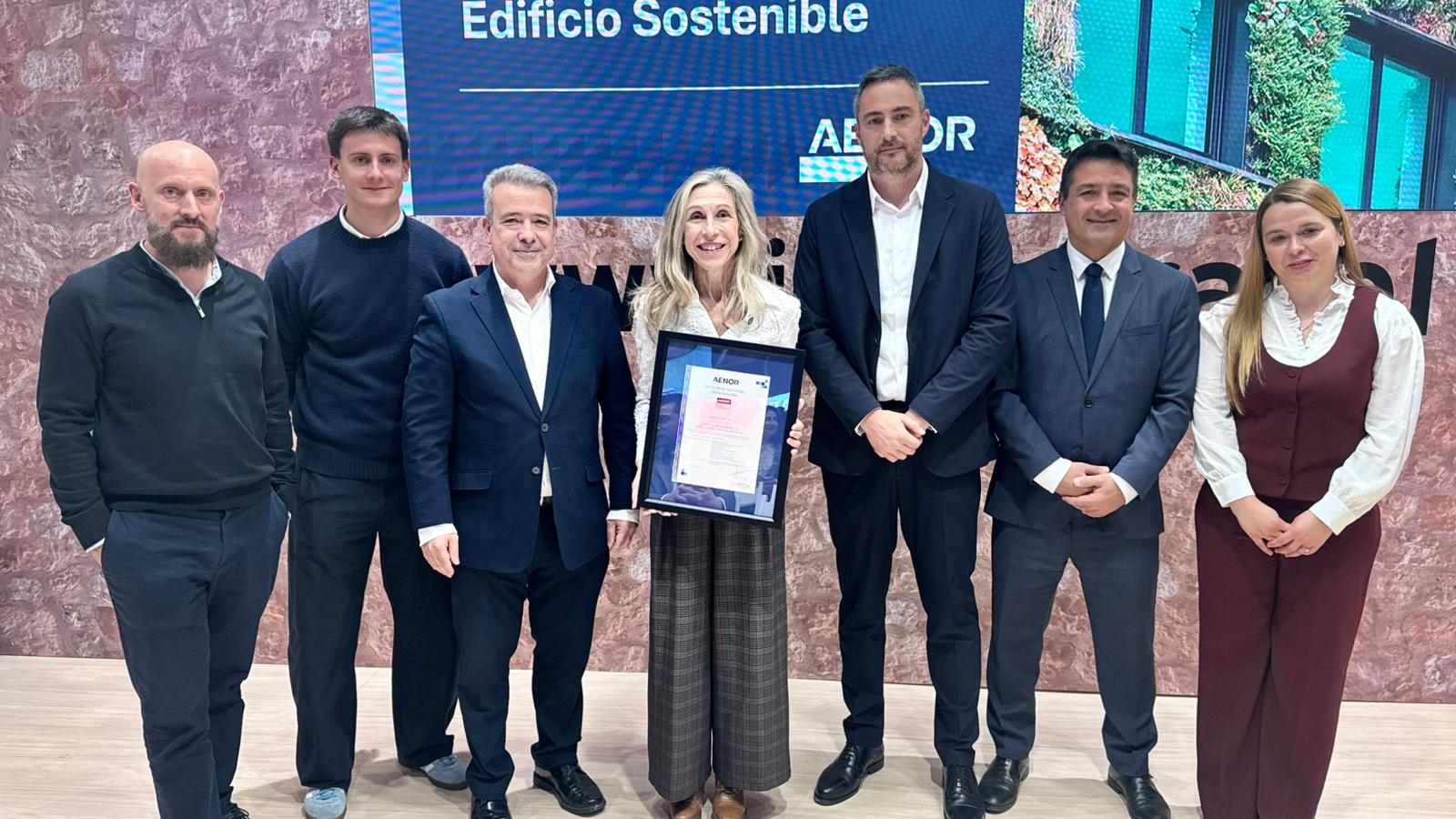La escoleta municipal Es Baladres recibe la certificación de edificio sostenible de AENOR en FITUR
