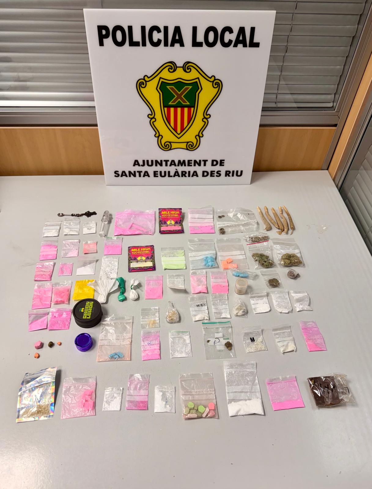 La Policia Local de Santa Eulària aixeca 31 actes per tinença de drogues durant un operatiu en el tancament de discoteques