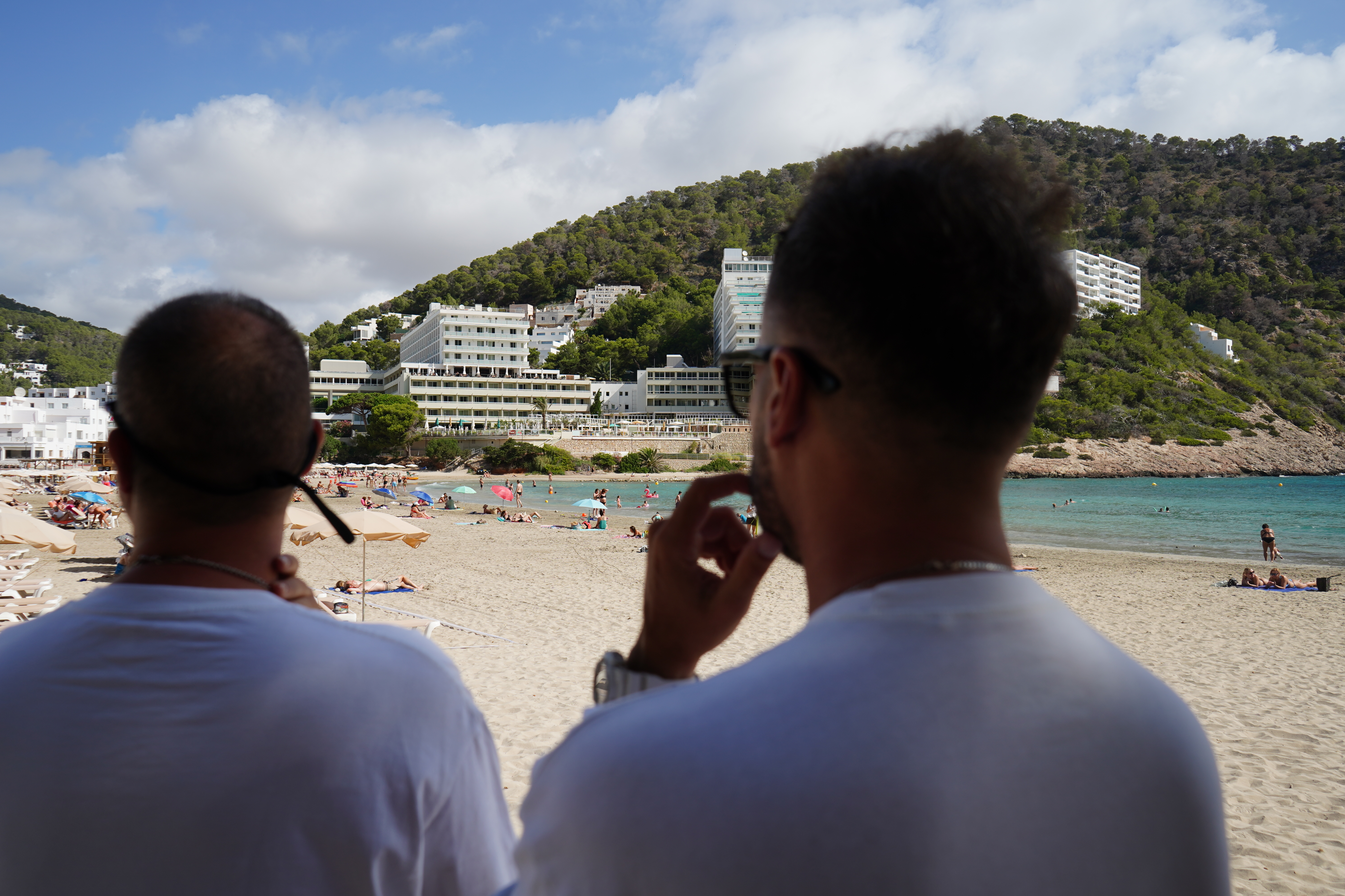 Santa Eulària refuerza la lucha contra la venta ambulante ilegal en las playas del municipio Agentes de paisano