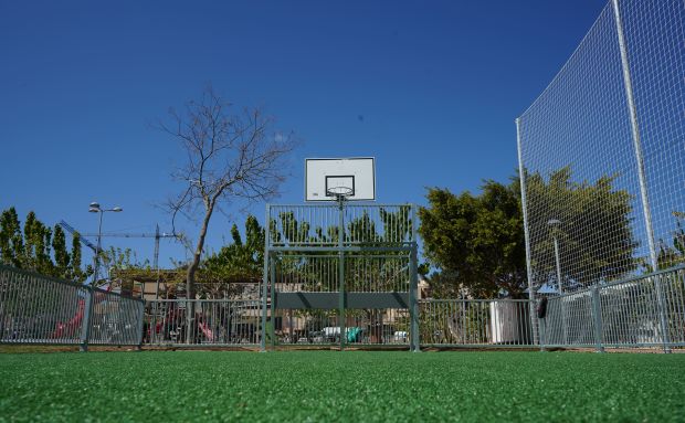 Santa Eulària estrena una nueva pista multideporte en el Parc des Fameliar para fomentar el juego libre en Cas Capità