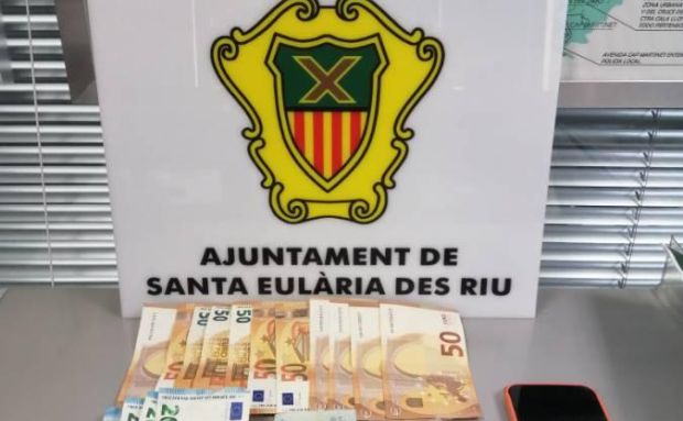La Policía Local de Santa Eulària detiene a tres personas en tres actuaciones contra el tráfico de drogas