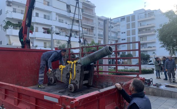 Retirado el emblemático cañón de la Plaza Isidor Macabich para su restauración
