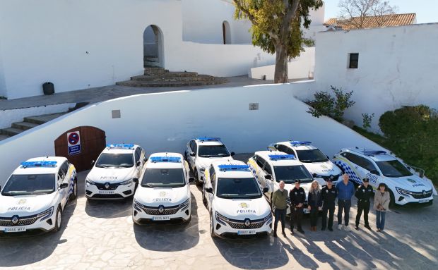 Santa Eulària presenta su renovada flota de vehículos policiales