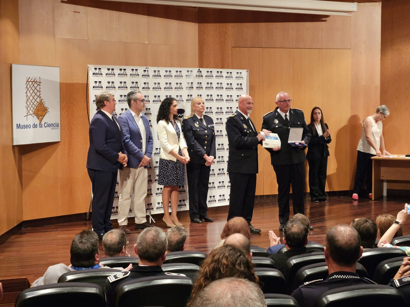 El agente de la Policía Local de Santa Eulària, José Antonio Torres, recibe en Valladolid una medalla nacional a la Seguridad Vial