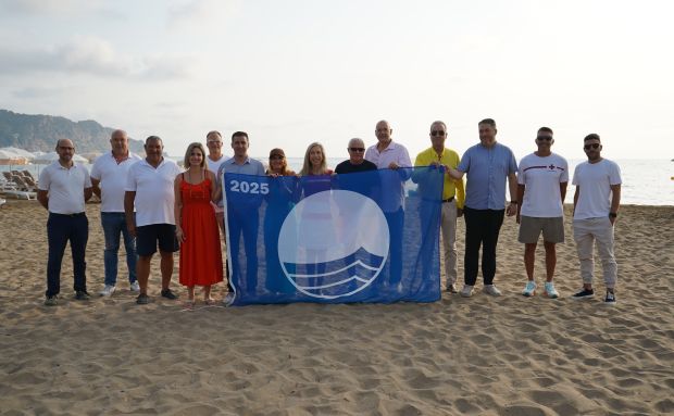 Santa Eulària, el municipio de Balears con más banderas azules ondeando en sus playas durante el verano 2025 tras una inversión de más de medio millón de euros