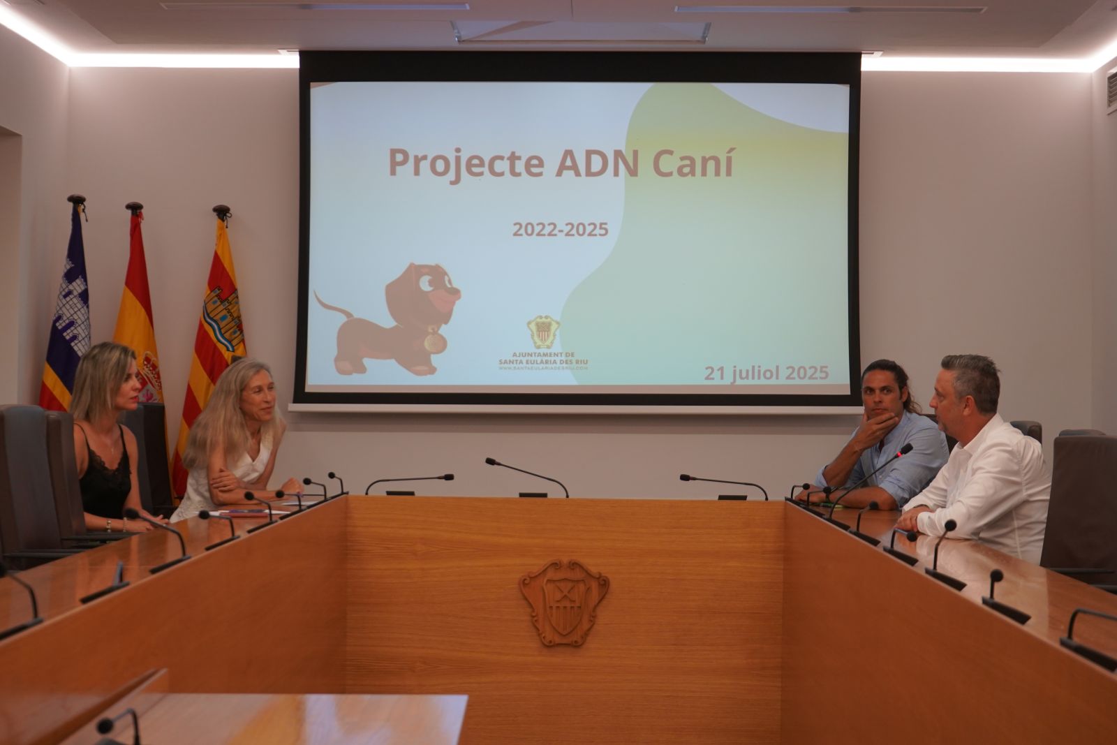 El proyecto de ADN canino de Santa Eulària hace caer a la mitad los avisos de Línea Verde sobre excrementos de perro en la calle