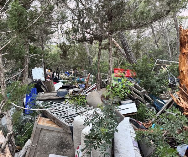 Santa Eulària retira más de cinco toneladas de residuos de un antiguo asentamiento en Cala Mestella