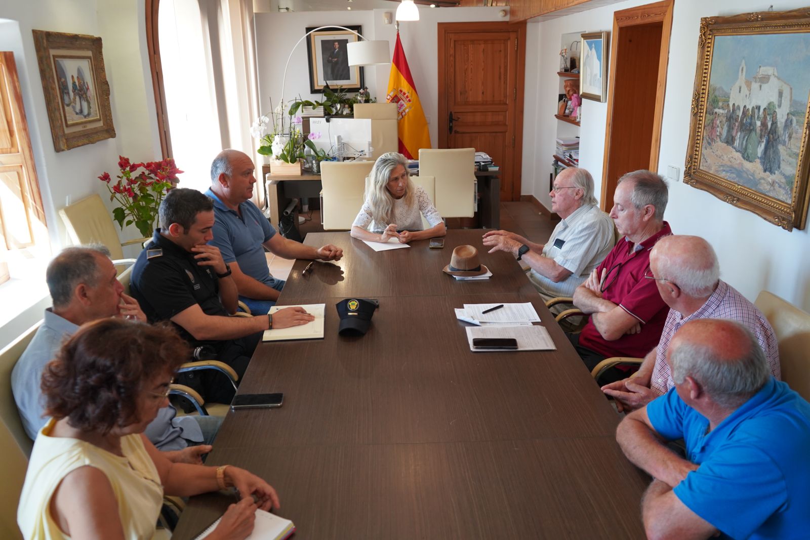 Santa Eulària se reúne con los vecinos de Santa Gertrudis y solicita a la Delegación de Gobierno contundencia y recursos ante el fraude legal de las fiestas ilegales