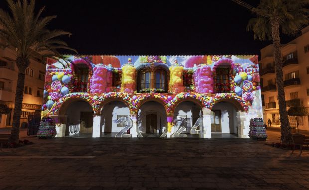 El ayuntamiento de Santa Eulària vuelve a vestirse de color con un videomapping navideño