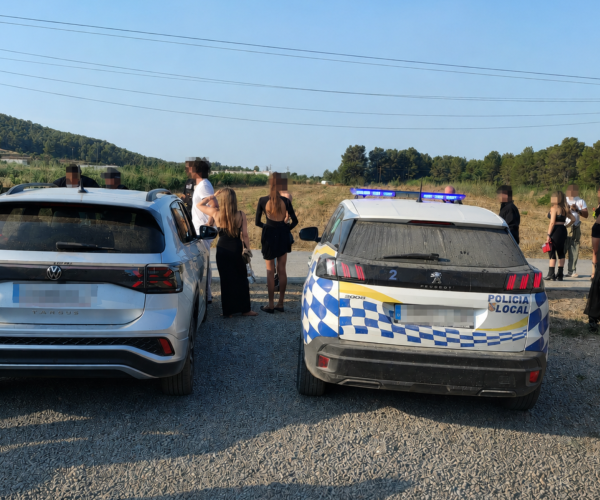 La Policia Local de Santa Eulària des Riu intervé en una festa celebrada en un terreny rústic de Santa Gertrudis de Fruitera amb centenars d'assistents