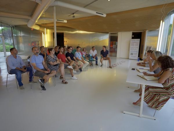 Santa Eulària analitza amb els vesins del carrer Estruç els efectes de la prova pilot de peatonalització a Jesús