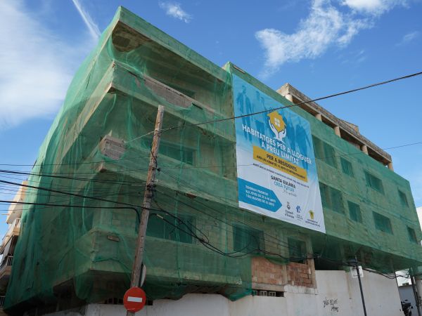 Santa Eulària fa un nou pas per a la construcció de fins a 26 habitatges de lloguer a preu limitat amb la cessió d'ús de sòl municipal