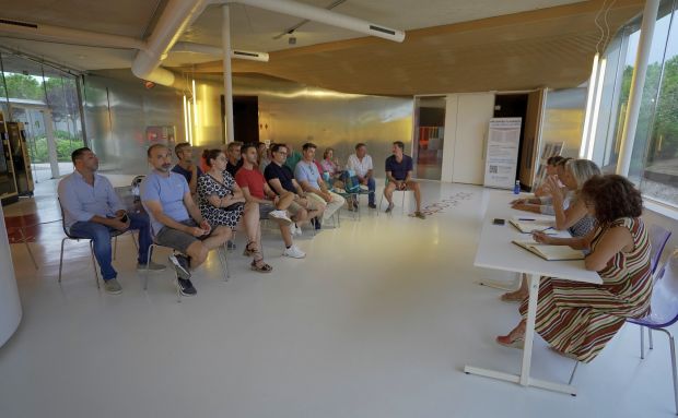 Santa Eulària analiza con los vecinos de la calle Estruç los efectos de la prueba piloto de peatonalización de Jesús