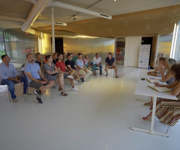 Santa Eulària analitza amb els vesins del carrer Estruç els efectes de la prova pilot de peatonalització a Jesús