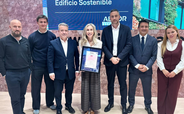 La escoleta municipal Es Baladres recibe la certificación de edificio sostenible de AENOR en FITUR