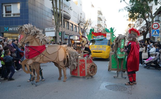 Más de 900 participantes llenan de color, música y creatividad el carnaval de Santa Eulària