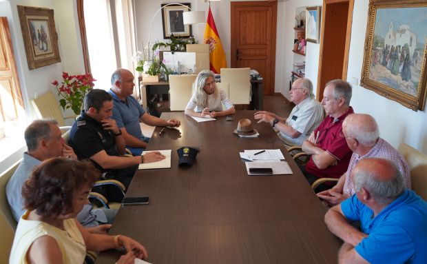 Santa Eulària se reúne con los vecinos de Santa Gertrudis y solicita a la Delegación de Gobierno contundencia y recursos ante el fraude legal de las fiestas ilegales