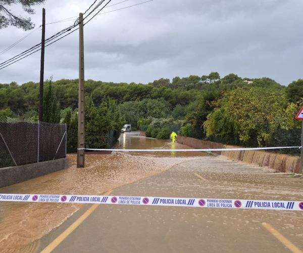 Cortes de tráfico por las lluvias en Santa Eulària