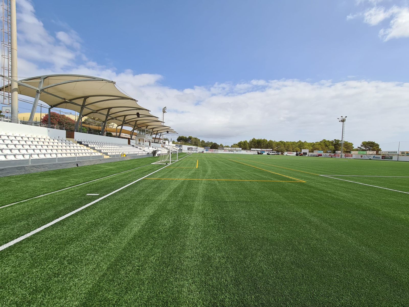 Acaba la substitució de la gespa artificial del camp de futbol de Santa Eulària i la del de Sant Carles s'iniciarà els pròxims dies