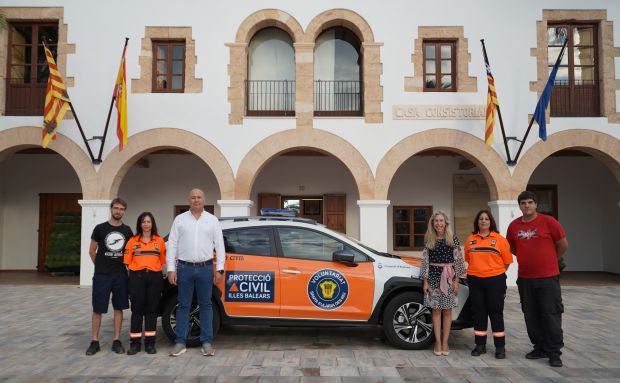 Protección Civil de Santa Eulària recibe un nuevo vehículo para sus 33 voluntarios