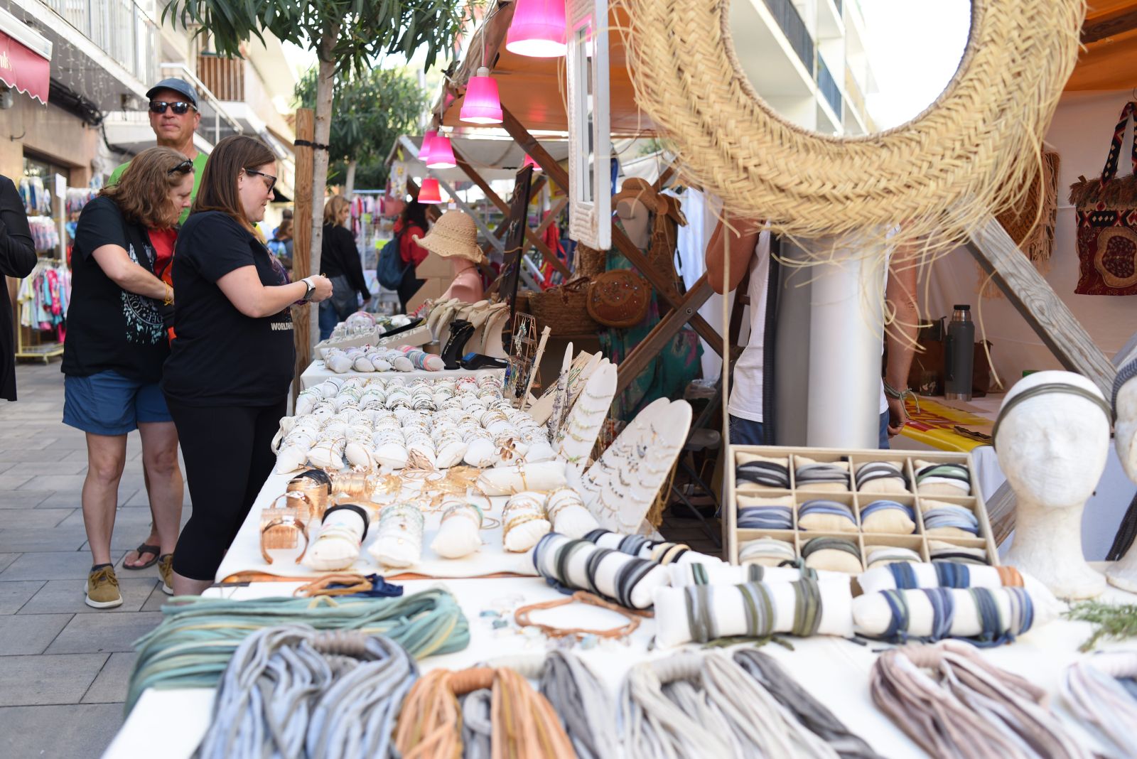 Moda, conciertos y grandes ofertas para celebrar la XVII Fira d’Estocs de primavera de Santa Eulària