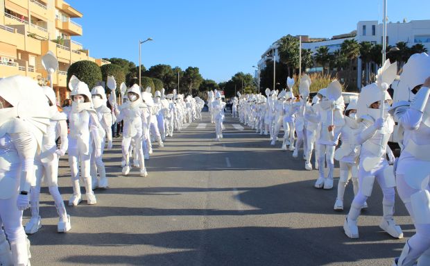 Unes 650 persones participen en una Rua de Carnaval multitudinària i amb un especial record per a Ucraïna