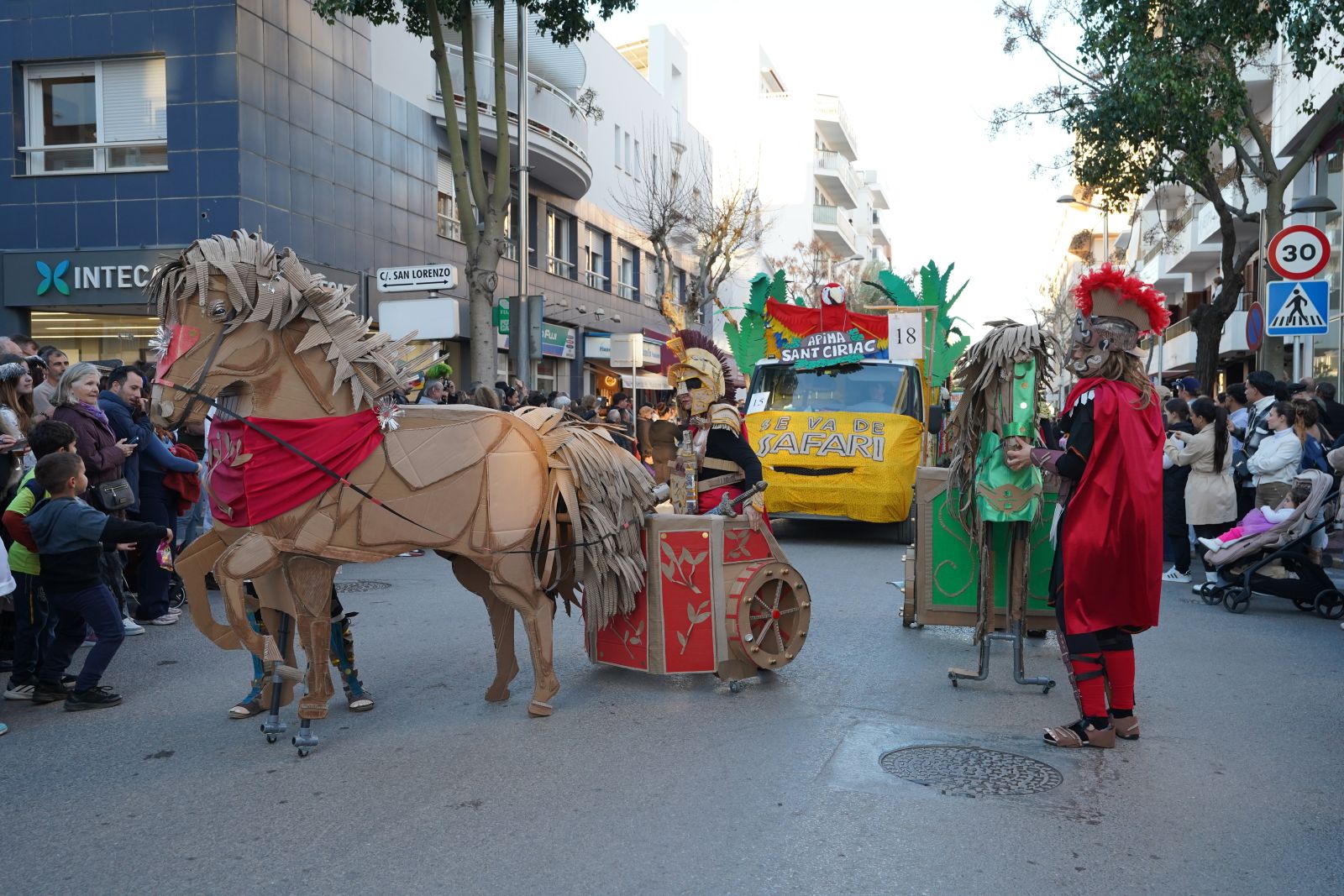 Más de 900 participantes llenan de color, música y creatividad el carnaval de Santa Eulària