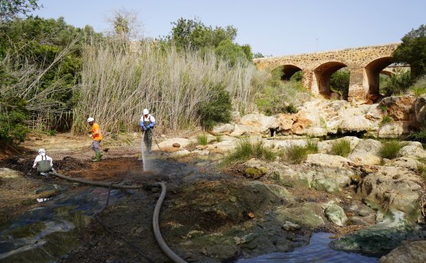 El Ajuntament de Santa Eulària pone en marcha los trabajos de limpieza del río y de la Font d’en Lluna