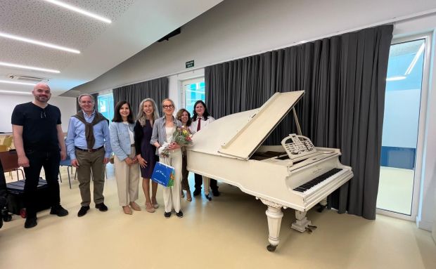 Una donació permet que la Escola de Música de Santa Eulària compti amb un nou piano de cua