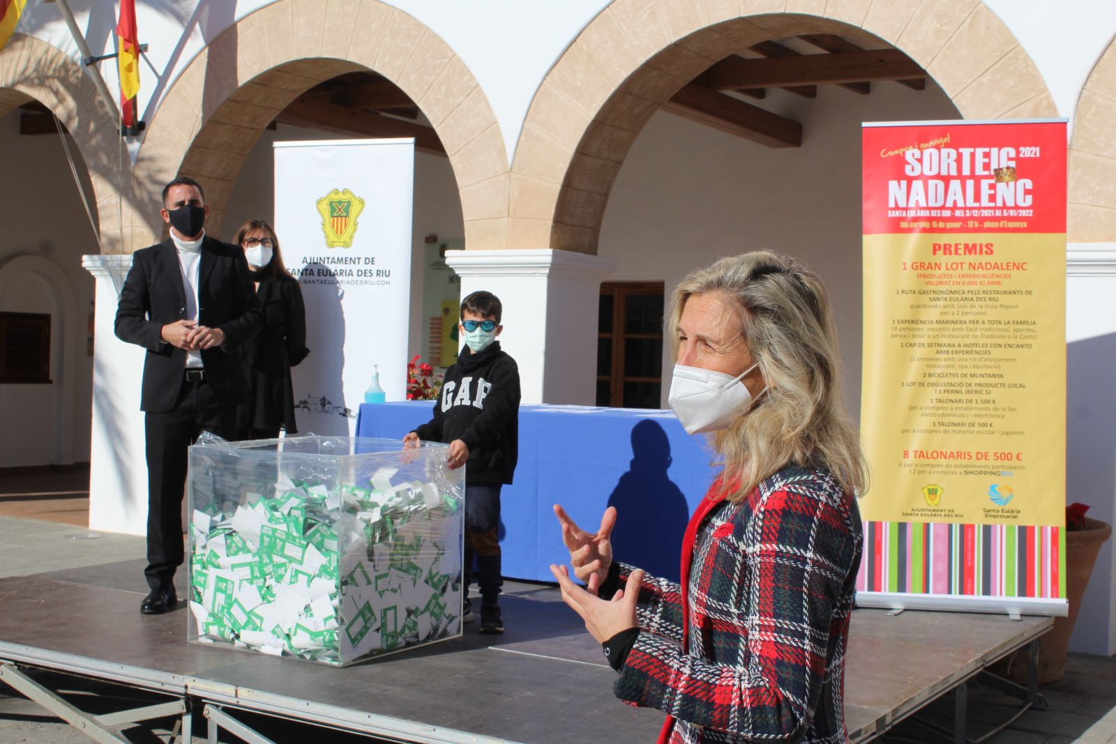 María Elena Amorós Guasch, guanyadora del primer premi del concurs per a promoure el comerç local per Nadal que ha comptat amb 10.000 euros en premis