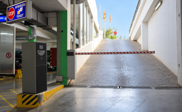 El aparcamiento del Passeig de la Pau de Santa Eulària inicia la renovación de sus sistemas de acceso y pago