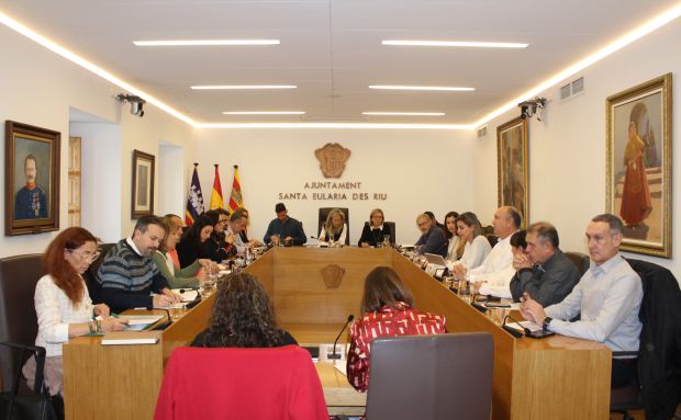 El Pleno de Santa Eulària des Riu aprueba una declaración institucional para reconocer la labor de los marineros y pescadores en el rescate Vapor Mallorca III