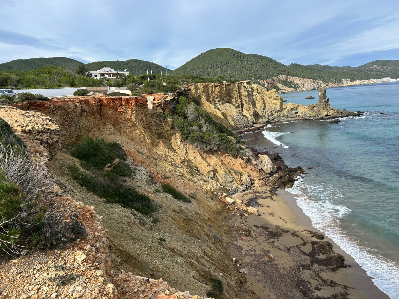 Santa Eulària inicia trabajos de saneamiento en los acantilados de Es Figueral