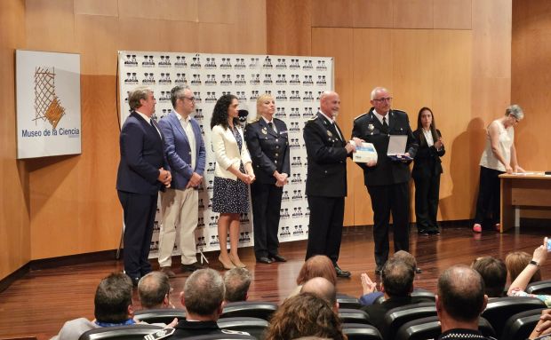 El agente de la Policía Local de Santa Eulària, José Antonio Torres, recibe en Valladolid una medalla nacional a la Seguridad Vial