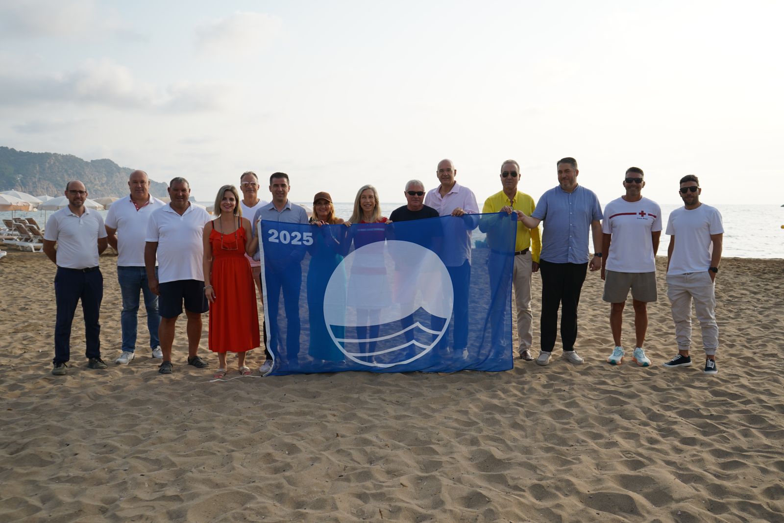 Santa Eulària, el municipio de Balears con más banderas azules ondeando en sus playas durante el verano 2025 tras una inversión de más de medio millón de euros