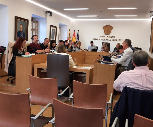 Unanimitat per atorgar la Medalla d'Or a les Associacions de Pares i Mares d'Alumnes i per dedicar una plaça as Puig d'en Valls al mestre terrisser 'Frígoles'