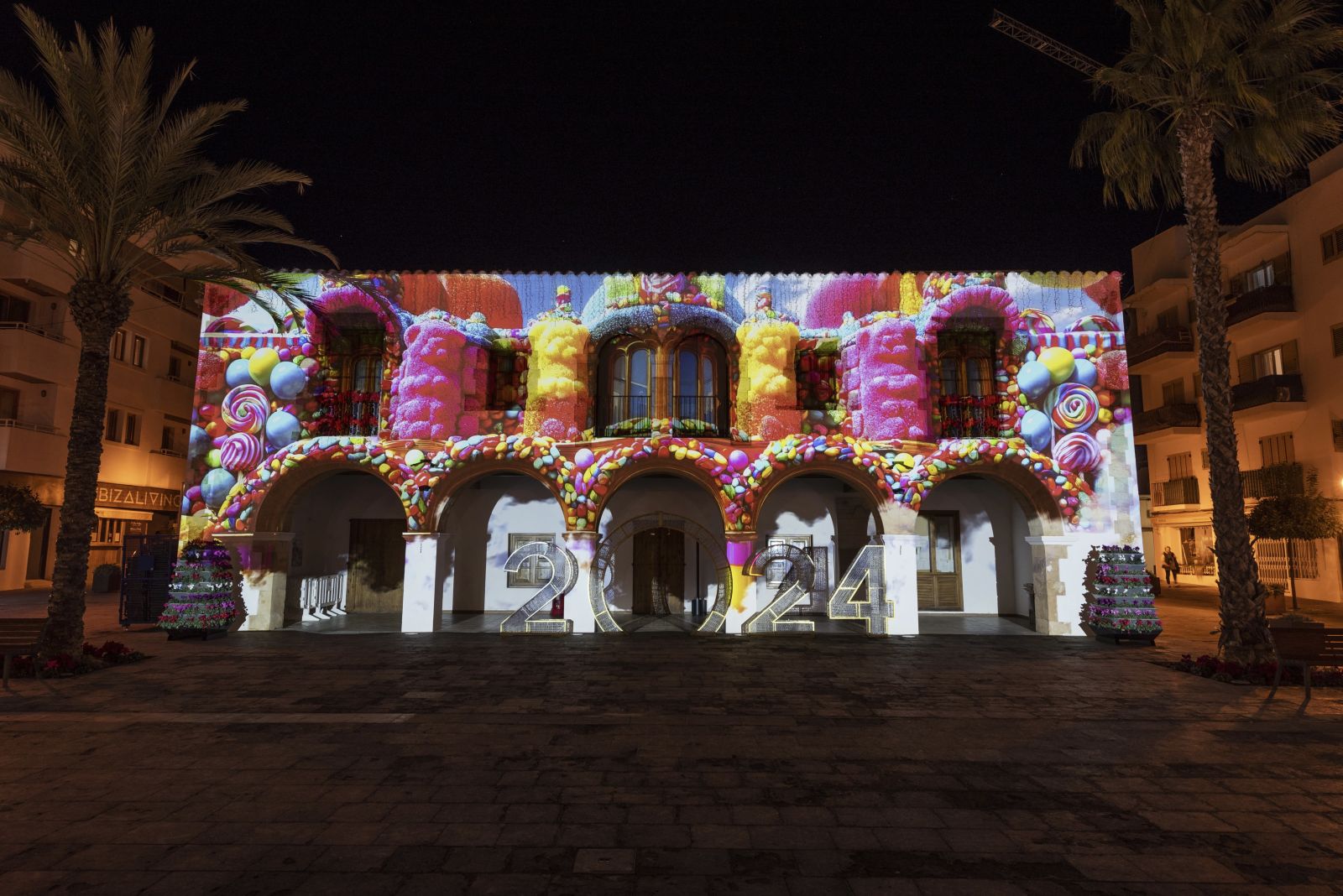 El ayuntamiento de Santa Eulària vuelve a vestirse de color con un videomapping navideño