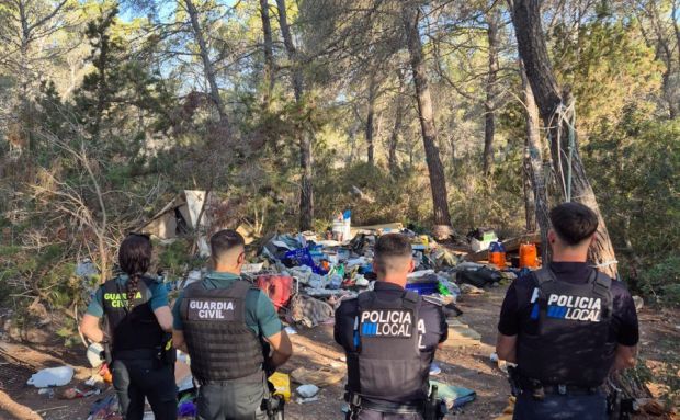 Santa Eulària retira 3,5 tones de residus provocats per acampades il·legals en zones forestals
