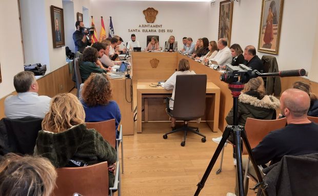 Unanimidad para destinar 2,4 millones a reutilización de agua, el Punt Jove de Santa Gertrudis, más parquing en el Cementeri Nou mejoras en el campo de fútbol de Jesús