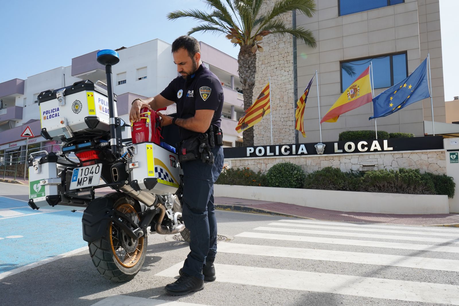 Santa Eulària es el primer municipio de Baleares en dotar a su Policía Local de desfibriladores portátiles personales