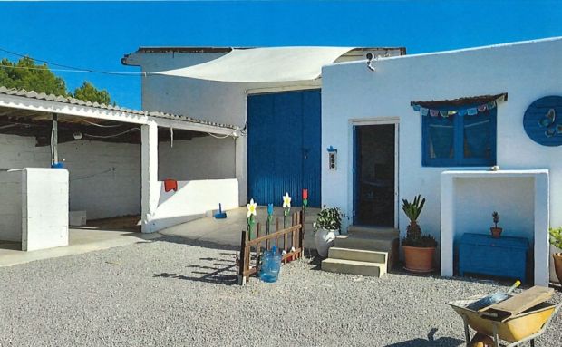 El Ayuntamiento de Santa Eulària des Riu impone 350.000 euros por realizar tareas de escuela en suelo rústico sin ningún título habilitante