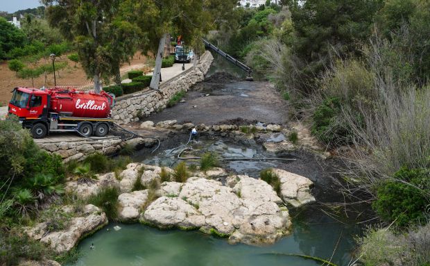 El Ayuntamiento de Santa Eulària inicia las tareas de limpieza para mejorar la calidad del río y la laguna