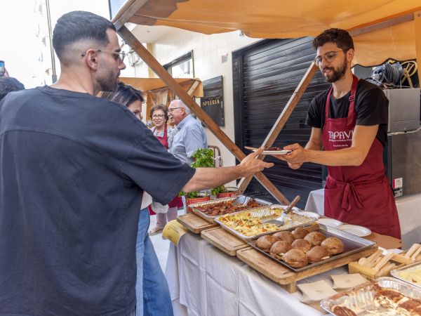 Compres, tapes i música en directe amb Tapaví i Fira d’Estocs a Santa Eulària