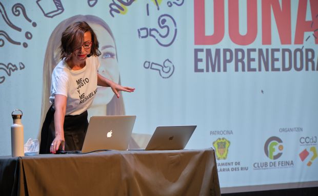 Més de mig centenar de persones segueixen la xerrada de Sol Aguirre sobre l’apoderament a dones emprenedores