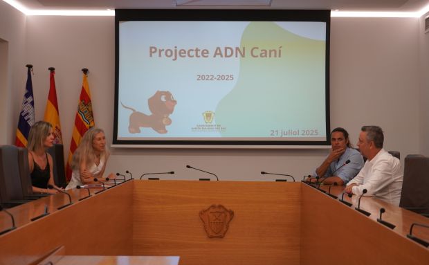 El proyecto de ADN canino de Santa Eulària hace caer a la mitad los avisos de Línea Verde sobre excrementos de perro en la calle