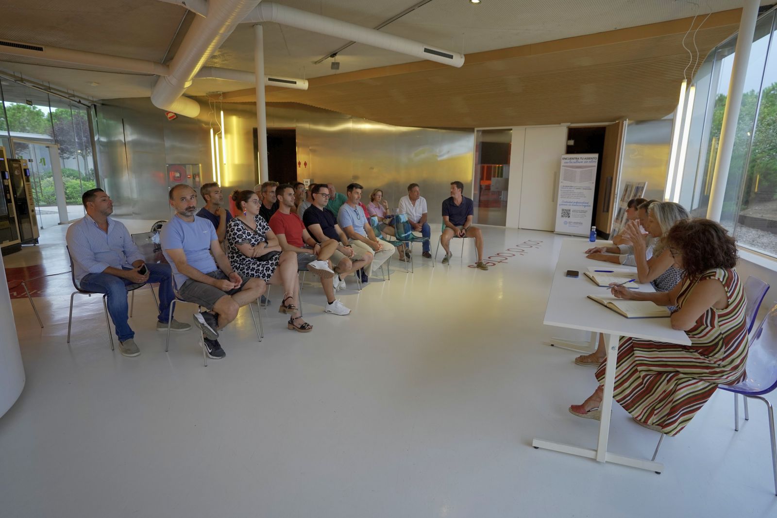 Santa Eulària analitza amb els vesins del carrer Estruç els efectes de la prova pilot de peatonalització a Jesús
