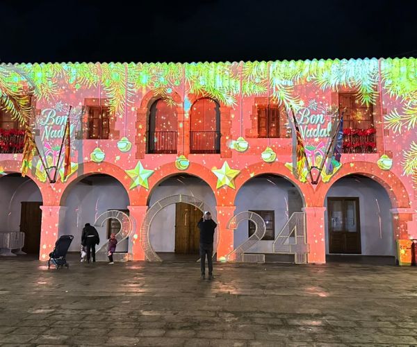 El ayuntamiento de Santa Eulària se viste de color con un video mapping navideño